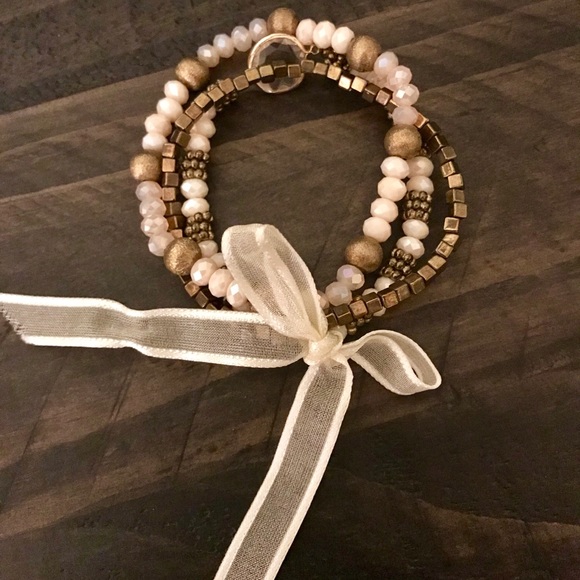 Francesca’s pink white and gold beaded bracelet - Picture 1 of 4